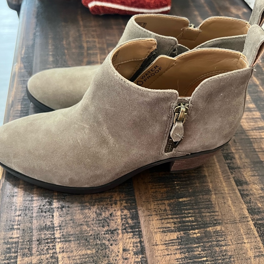 Vionic Chukka Boots - Light Gray Suede